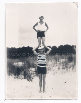 Alte Fotografie AKROBATIK AM STRAND IN HERINGSDORF, OSTSEE - BADEMODE 20er JAHRE