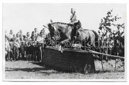 Alte Fotografie Postkarte JUNGE REITERIN AUF PFERD BEIM HINDERNISSPRINGEN Reitsport 1940er Jahre