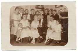 Alte Fotografie Postkarte HOCHZEIT  Brautpaar mit Hochzeitsgesellschaft, 1921