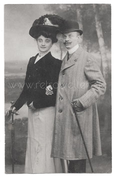 Alte Foto Postkarte ELEGANTES PAAR MIT SPAZIERSTOCK UND HUT, 1908