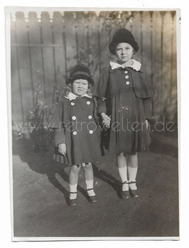 Alte Fotografie 2 KLEINE SCHWESTERN IN SONNTAGSKLEIDUNG 1930er Jahre