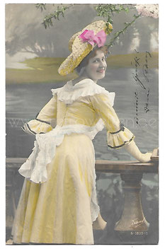 Alte Fotografie Postkarte  SCHÖNE FRAU MIT GELBEM KLEID, STROHHUT UND SCHÜRZE 1905