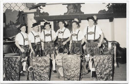 Alte Foto Postkarte MUSIKKAPELLE JACK SCHIESSL  fesche Musiker in Lederhose mit Blechblasinstrumenten