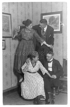 Alte Foto Postkarte ZWEI ELEGANTE STUDENTEN-PAARE, Mode um 1915