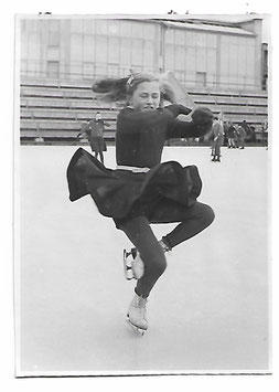 Alte Fotografie KLEINE SCHLITTSCHUHLÄUFERIN IM LINDE-STADION MACHT EINE PIROUETTE,  Nürnberg 1940er Jahre