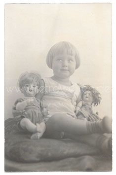 Alte Fotografie Postkarte SÜßES KLEINES MÄDCHEN MIT IHREN PUPPEN, 1921