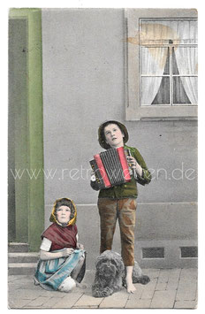 Alte Foto Postkarte KLEINER JUNGE MIT AKKORDEON 1908