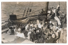 Alte Fotografie Postkarte PERSONEN AUF EINEM SEGELSCHIFF MACHEN EINEN AUSFLUG