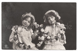 Alte Fotografie Postkarte  ZWEI KLEINE MÄDCHEN MIT ROSENGIRLANDEN, 1909