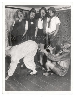 Alte Fotografie FASCHING lustige junge Frauen als Männer und Clown verkleidet, 1930