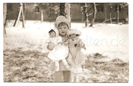 Alte Fotografie Postkarte KLEINES MÄDCHEN MIT IHREN PUPPEN