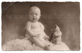 Alte Foto Postkarte BABY MIT TEDDY SITZT AUF EINEM SCHAFFELL, 1925