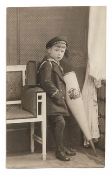Alte Fotografie Postkarte  EINSCHULUNG kleiner Junge mit Matrosenmütze, großer Schultüte und Schulranzen