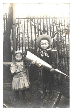 Alte Fotografie Postkarte SCHLOTTAU Junge mit großer Schultüte und seiner kleinen Schwester, 1911