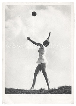 Alte Foto Postkarte SPIEL IM LICHT Frau wirft einen Ball in die Luft, 1930er Jahre