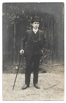 Alte Fotografie Postkarte ELEGANTER JUNGER MANN MIT MELONE UND SPAZIERSTOCK Herrenmode um 1910