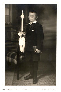 Alte Fotografie Postkarte KOMMUNION Junge mit Anzug, Gebetsbuch und Kerze - Augsburg 1920er Jahre