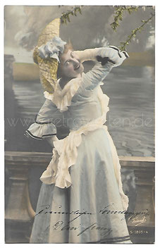 Alte Fotografie Postkarte  SCHÖNE FRAU MIT HELLBLAUEM KLEID, STROHHUT UND SCHÜRZE, 1905