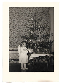 Alte Fotografie WEIHNACHTEN kleines Mädchen als Engel verkleidet steht vor einem Weihnachtsbaum