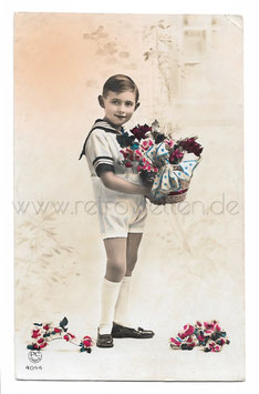 Alte Fotografie Postkarte  JUNGE IM MATROSENHEMD MIT BLUMENKORB UND ROSEN, 1939