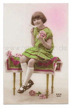 Alte Fotografie Postkarte MÄDCHEN MIT ROSE, 1929