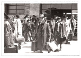 Alte Fotografie Postkarte VIAREGGIO - Reisende kommen aus dem Bahnhof, 1939