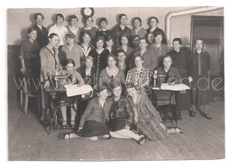 Alte Fotografie Gruppenbild DER NÄHKURS Frauen mit Nähmaschinen, 1920er Jahre