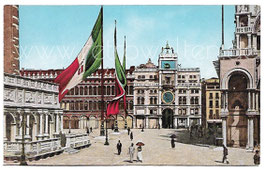 Alte Foto Postkarte VENEDIG VENEZIA Markusplatz mit Fahnen und Uhrenturm