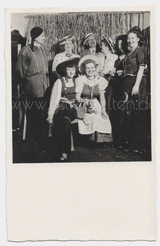 Alte Fotografie Postkarte FASCHING fröhliche Personen mit Karnevalskostümen,  1950er Jahre