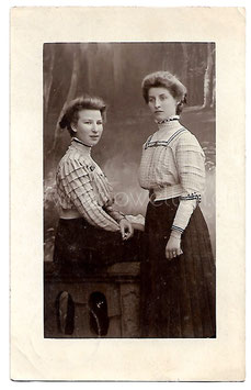 Alte Fotografie Postkarte ZWEI FRAUEN, 1903