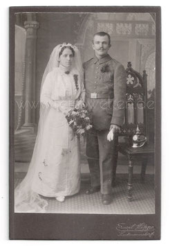 Alte Kabinett Fotografie SOLDATENHOCHZEIT Brautpaar aus Hartmannsdorf, Soldat in Uniform mit seiner Braut, um 1910