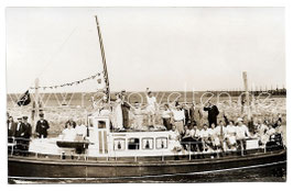 Alte Fotografie Postkarte PERSONEN MACHEN EINE BOOTSFAHRT, 1930er Jahre