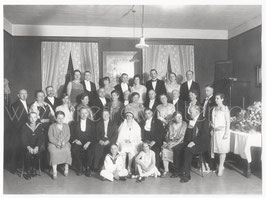 Alte Gruppenbild Fotografie HOCHZEIT  Brautpaar mit Hochzeitsgesellschaft, 1920er Jahre