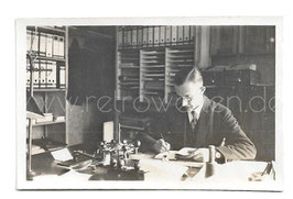 Alte Fotografie ANGESTELLTER BEI DER ARBEIT IM BÜRO, 1930er Jahre