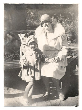 Alte Fotografie  Postkarte MUTTER & TOCHTER  MIT HUND in den 1920er Jahren