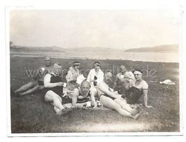 Alte Fotografie PERSONEN MIT BADEANZUG TRINKEN KAFFEE AUF DER WIESE -  Bademode 20er Jahre
