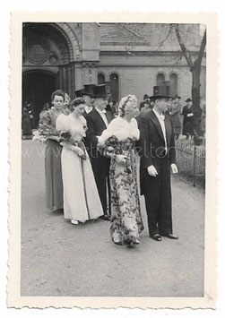 Alte Fotografie HOCHZEIT elegante Hochzeitsgäste vor der Moritzkirche in Zwickau