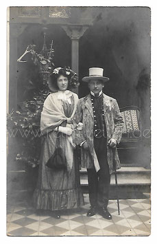 Alte Fotografie Postkarte FASCHING Mann und Frau in Biedermeier-Kleidung, 1910er Jahre