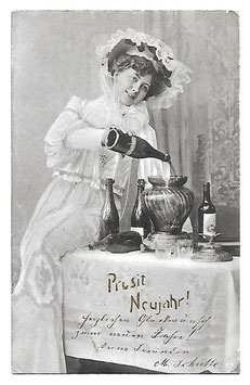 Alte Postkarte "PROSIT NEUJAHR!" elegante Frau mit Sektflaschen und Bowle, 1904