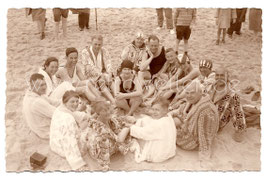 Alte Fotografie Postkarte PERSONEN MIT BADEMANTEL UND BADEANZUG  AM STRAND, Bademode 20er Jahre