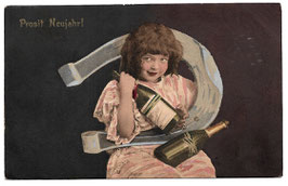 Alte Postkarte "PROSIT NEUJAHR!" Mädchen mit Hufeisen und Sektflaschen, 1907