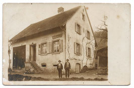 Alte Fotografie Postkarte 2 KINDER VOR EINEM HAUS
