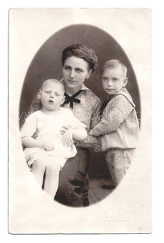 Alte Fotografie Postkarte MUTTER MIT IHREN SÖHNEN, Hamburg um 1915