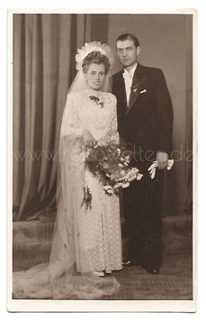 Alte Fotografie Postkarte HOCHZEIT  elegantes Brautpaar aus den 1940er Jahren