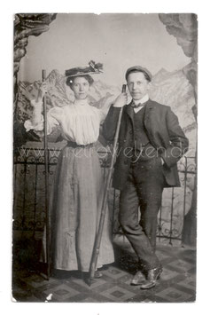 Alte Foto Postkarte Kabinettfoto PAAR MIT WANDERSTOCK, 1906