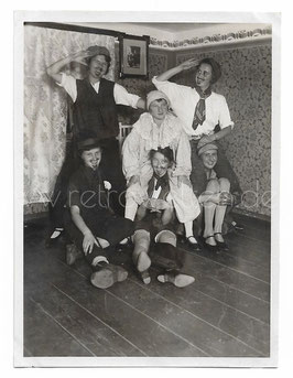 Alte Fotografie FASCHING lustige junge Frauen als Männer und Clown verkleidet, 1930