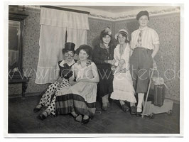 Alte Fotografie FASCHING junge Frau mit Karnevalskostümen, 1930