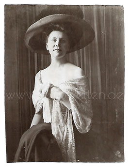 Alte Fotografie ELEGANTE SCHÖNE DAME MIT GROßEM HUT UND STOLA um 1905