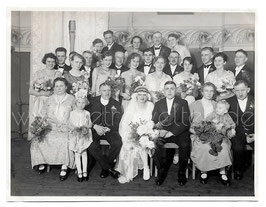 Alte Fotografie HOCHZEIT  Brautpaar mit Hochzeitsgesellschaft, 1920er Jahre