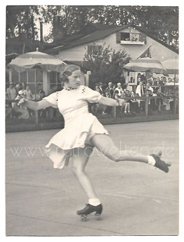 Alte Fotografie ROLLSCHUHLÄÜFERIN IN DEN 1930er JAHREN